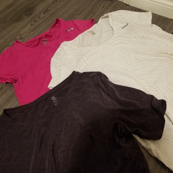 Bundle of athletic shirts - Picture 2 of 2